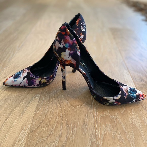 Guess Floral Pumps - Picture 2 of 4